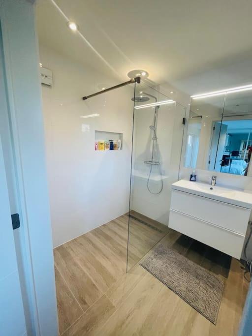 Prachtig Guesthouse Met Gratis Parkeren Maasmechelen Exterior photo