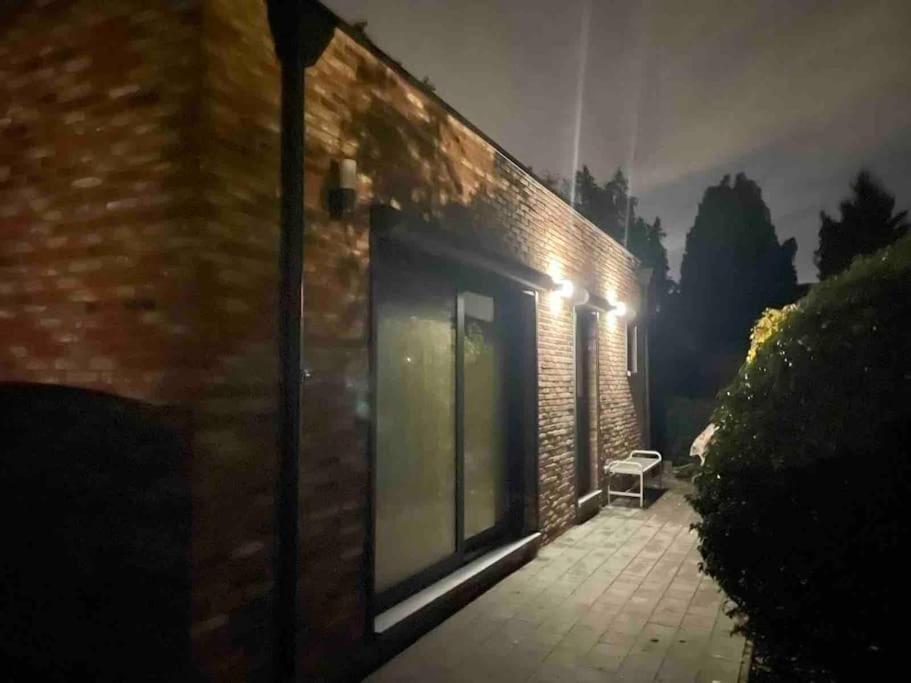 Prachtig Guesthouse Met Gratis Parkeren Maasmechelen Exterior photo